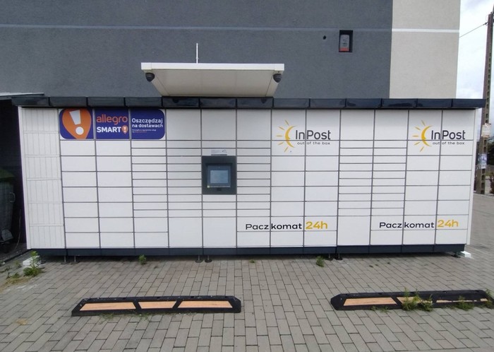 Paczkomat DKK01M Po lewej stronie sklepu