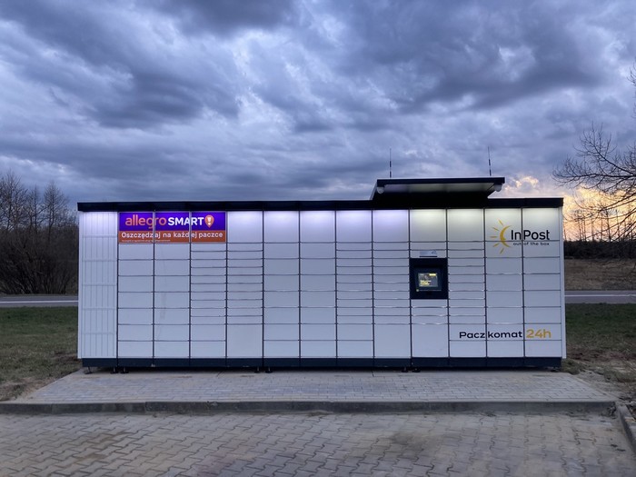 Paczkomat DKL01M parking przy stacji paliw
