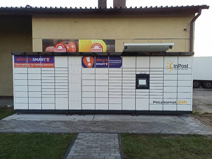 Paczkomat DLN02M Na parkingu przy sklepie Sezam