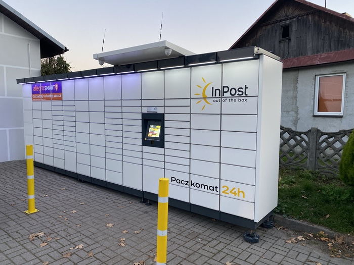 Paczkomat DMC01M parking przed sklepem