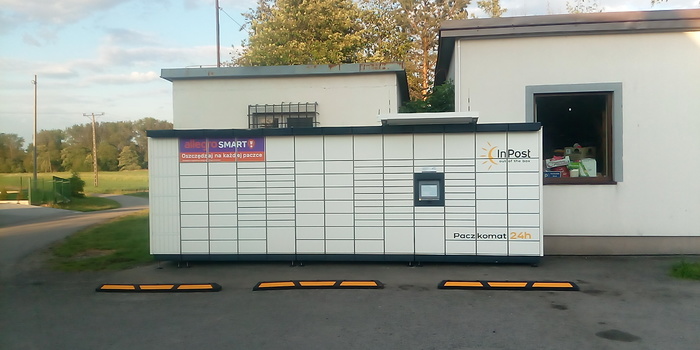 Paczkomat DME01M Przed sklepem