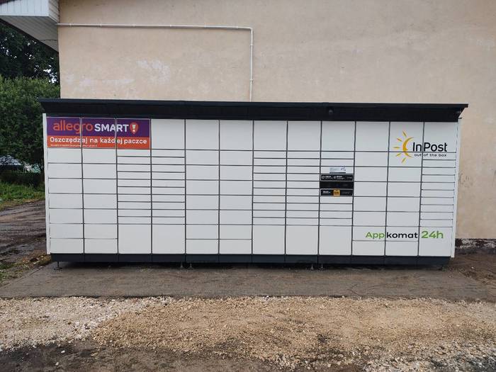 Paczkomat DMK01BAPP na prawo od wejścia do Żabki
