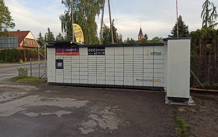Paczkomat DML01M Na parkingu przd barem