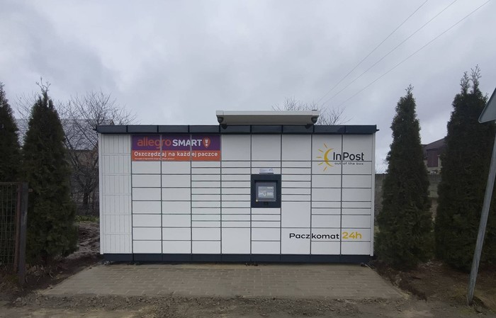 Paczkomat DMRD01M W płocie przy ulicy