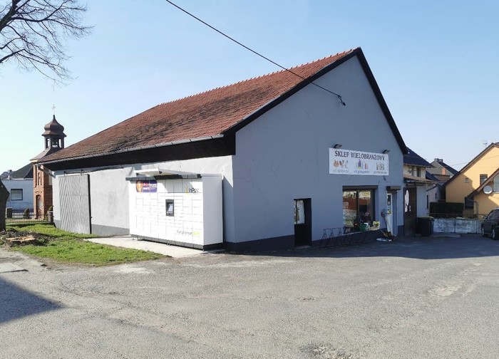 Paczkomat DNC01M Po lewej stronie sklepu