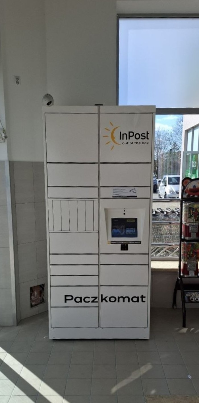 Parcel Locker DOB01HP W wejściu głównym do Domu Handlowego JAN (w budynku)