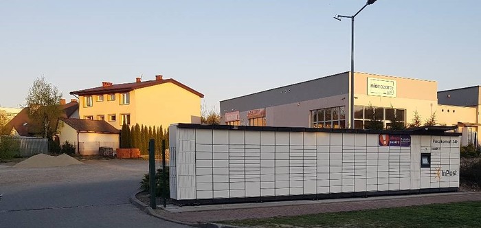 Parcel Locker DOB01M Przy bramie od ulicy Wesołej