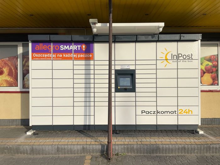 Paczkomat DOBE01M Na parkingu sklepu Lewiatan
