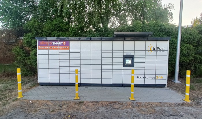 Paczkomat DOBQ01M na parkingu przy Domu Ludowym