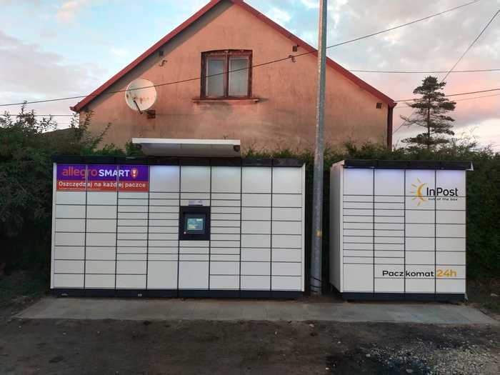 Parcel Locker DOR02M Na parkingu sklepu spożywczego