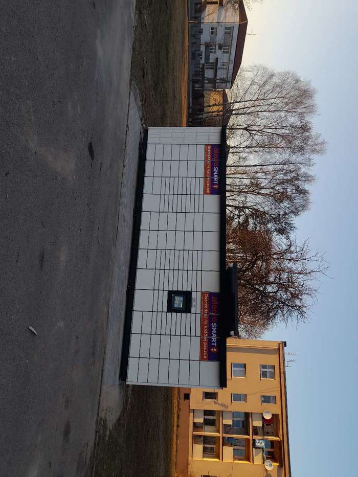 Paczkomat DOX02M Na parkingu, od strony ulicy Reymonta