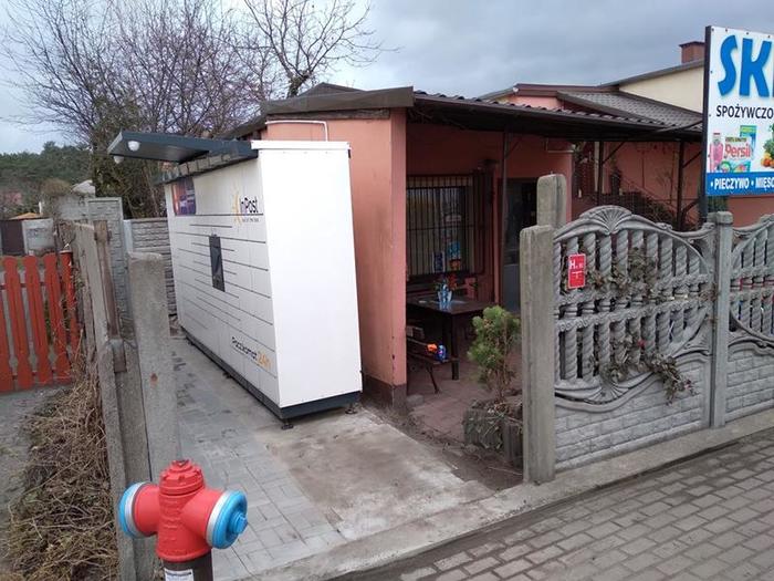 Parcel Locker DPL01M Po lewej stronie sklepu.
