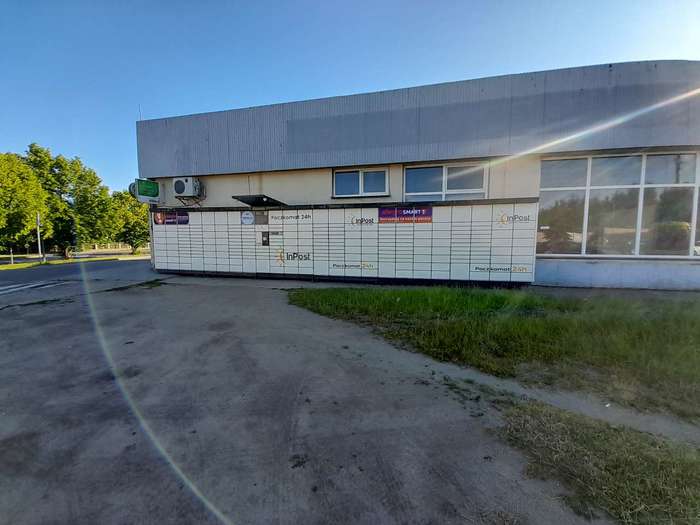 Paczkomat DPM03N Przy sklepie Biedronka, od strony parkingu