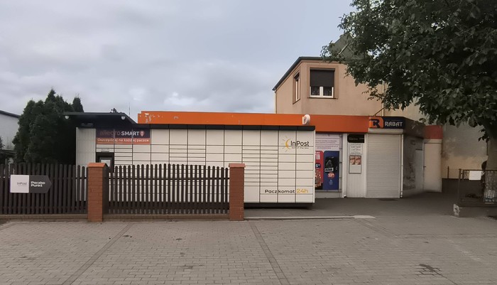 Paczkomat DQX01M przy sklepie spożywczym
