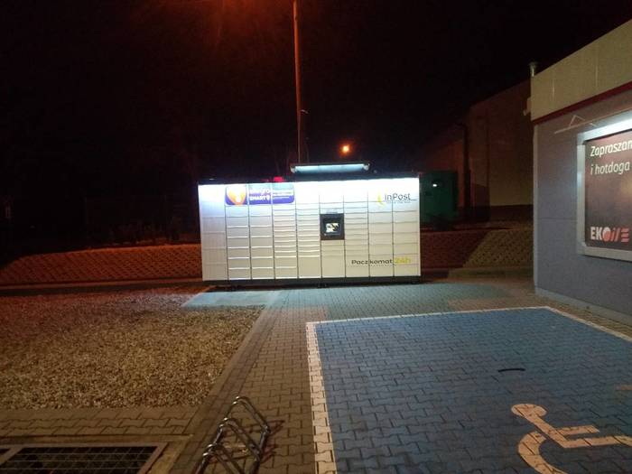 Paczkomat DRL01M Na parkingu stacji paliw
