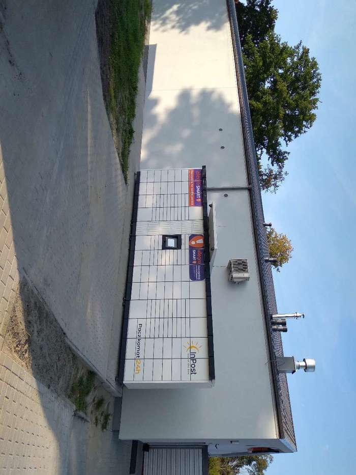 Parcel Locker DRN01M Na parkingu sklepu Biedronka