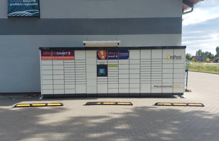 Paczkomat DRO03M przy markecie Słoneczko