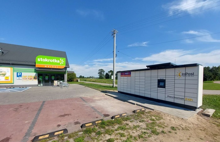 Paczkomat DRQ01M parking przed Stokrotką