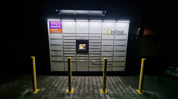 Paczkomat DRV01M Parking przed sklepem