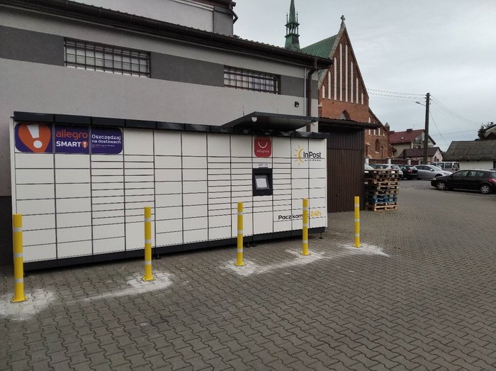 Paczkomat DRW01M Na parkingu przy sklepie Lewiatan