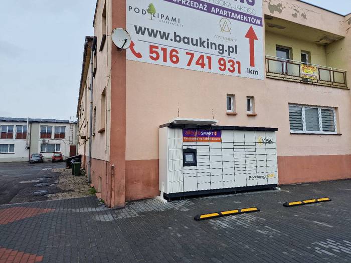 Paczkomat DRZ02M parking przy budynku biurowym