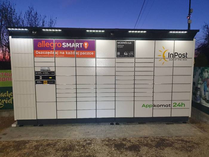 Paczkomat DSZQ01BAPP Na parkingu przy Centrum Ogrodniczym