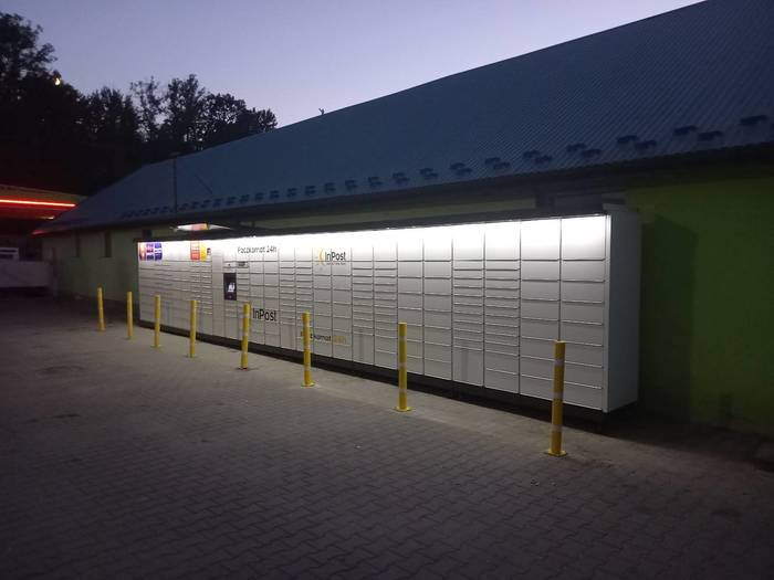 Paczkomat DUK01M Przy Delikatesach Centrum oraz sklep budowlany Dom-Max