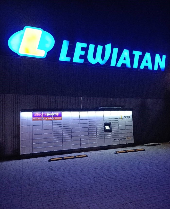 Paczkomat DUS02M Na parkingu sklepu Lewiatan