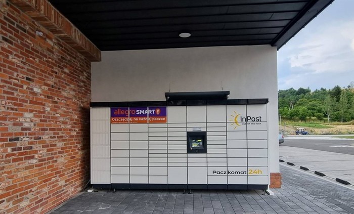 Paczkomat DUS03M Obok przychodni medycznej Salus