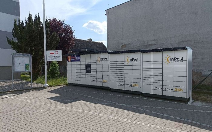 Paczkomat DVA01M Na parkingu