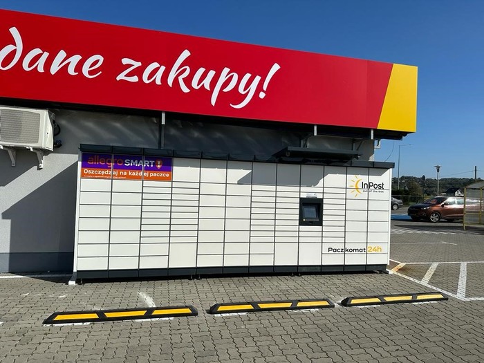 Поштомат DVI02M Boczna ściana sklepu
