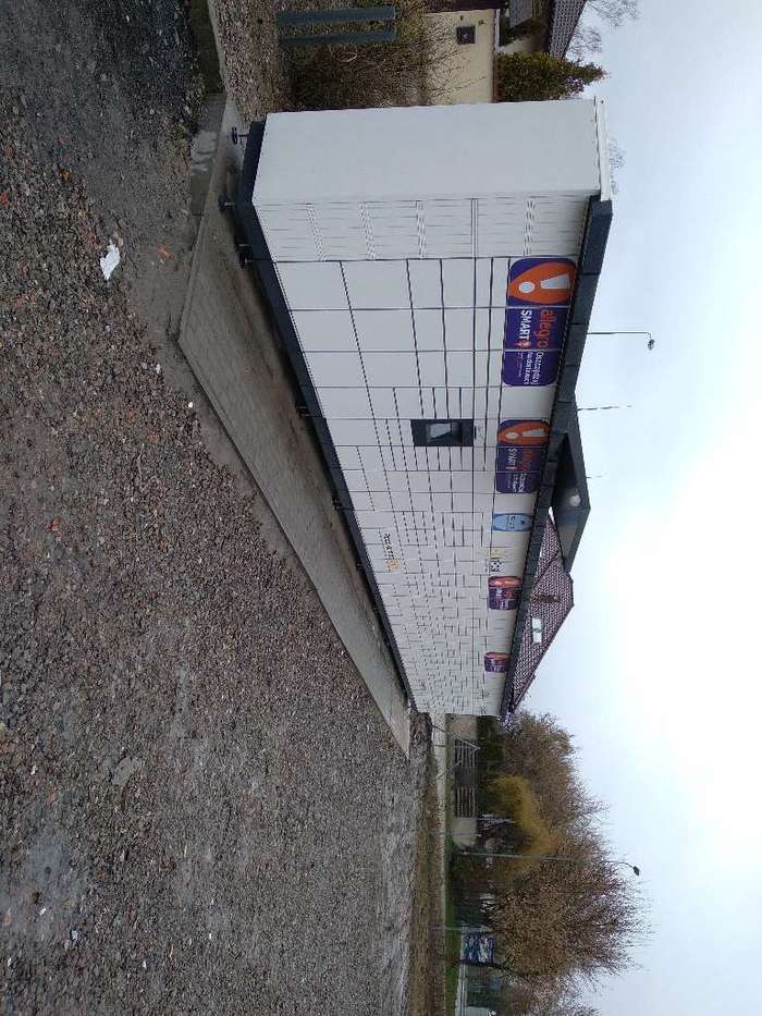 Paczkomat DWA01M Po prawej stronie parkingu