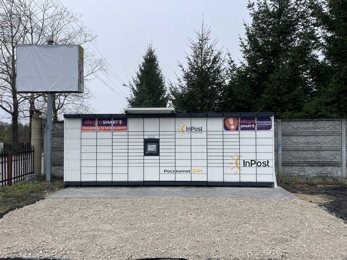 Paczkomat DWK03M parking przy stacji Nowe Dębe Wielkie