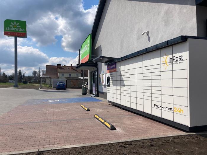 Paczkomat DYA01M przy sklepie Stokrotka