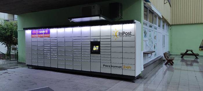 Поштомат DYN02M obok sklepu Lewiatan