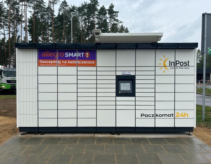 Paczkomat DYW03M przy stacji paliw Moya