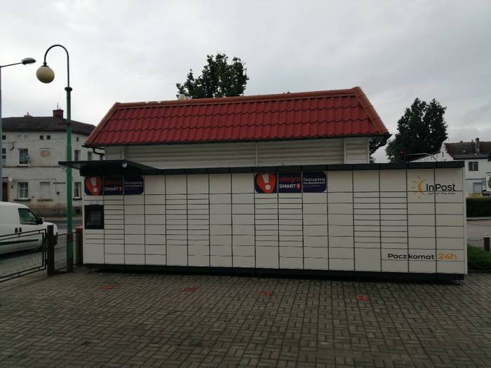 Paczkomat DZD03M Przy wejściu do sklepu