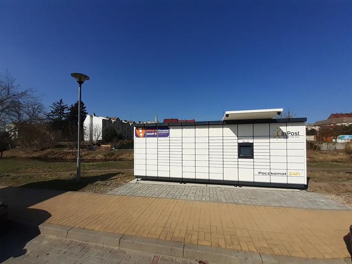 Paczkomat DZD05M Na parkingu Parku Handlowego
