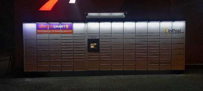 Paczkomat DZD07M Na parkingu sklepu Intermarche