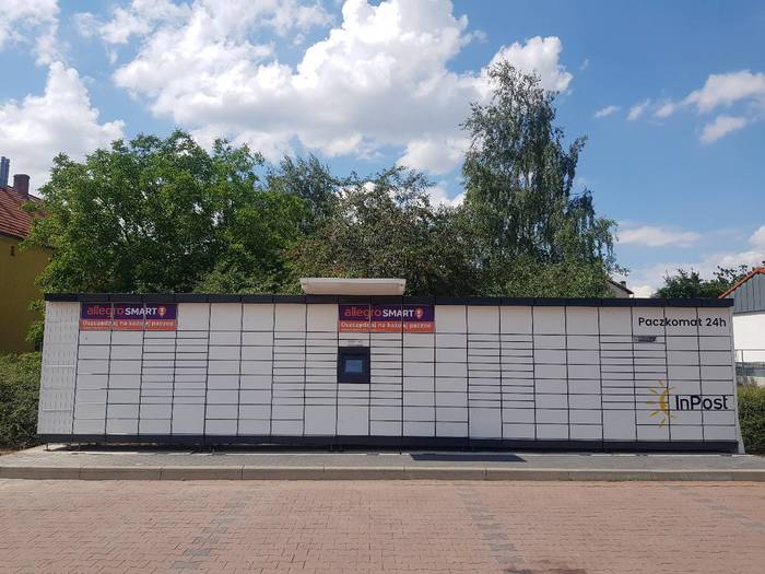 Paczkomat DZI01M Na parkingu sklepu Lidl