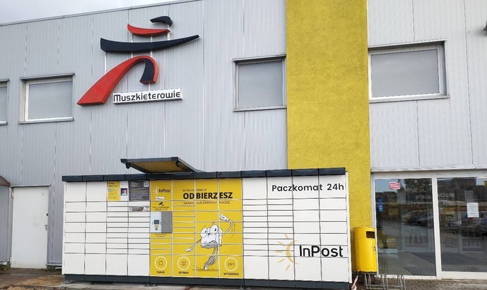 Paczkomat DZI01N Przy wejściu do sklepu Bricomarche