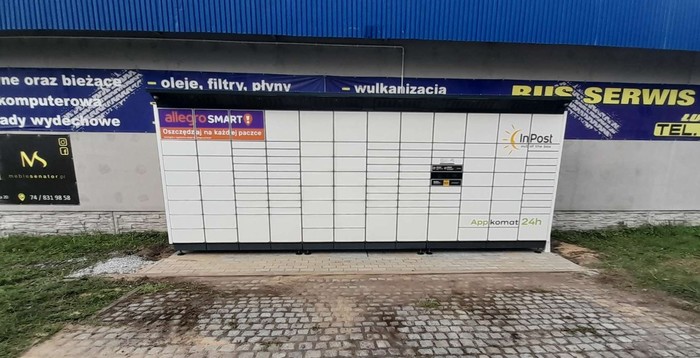 Paczkomat DZI02BAPP Przy ścianie budynku od strony ulicy