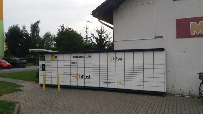 Paczkomat DZI03N Przy głównym wejściu do sklepu Mis