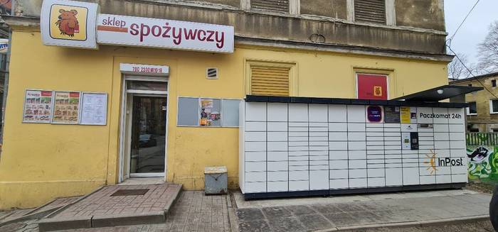Paczkomat DZI06N Przy wejściu do sklepu Miś
