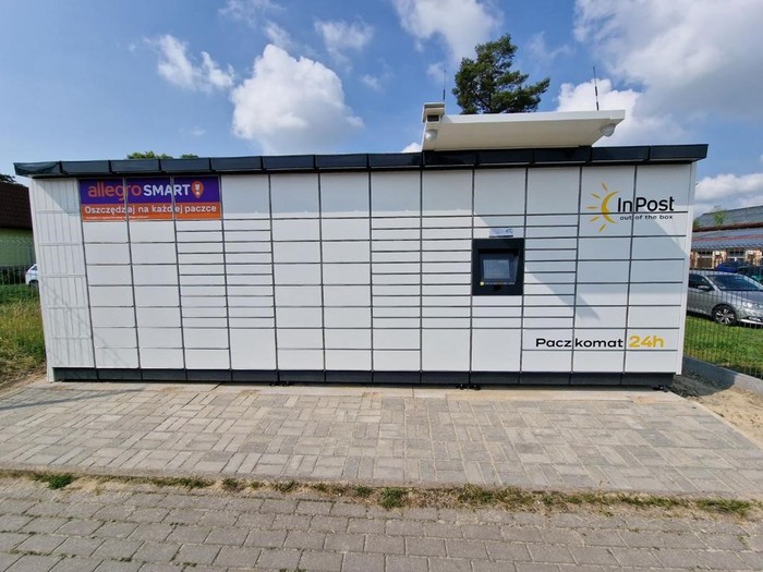 Paczkomat DZI10M Wzdług płotu od ulicy Piłsudskiego