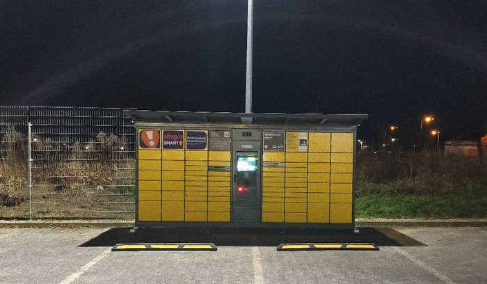 Paczkomat DZI349 Na parkingu