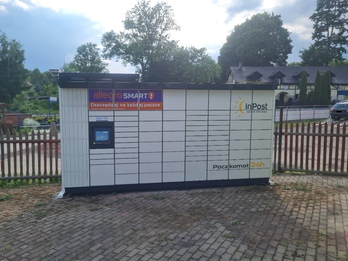 Paczkomat DZIK01M Przed budynkiem