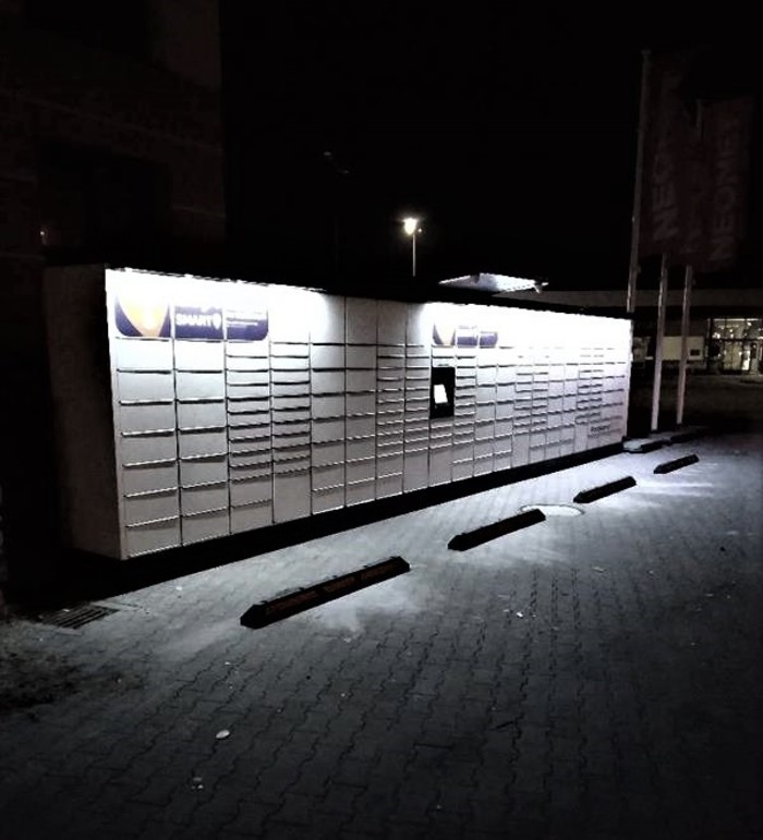Paczkomat DZL02M na parkingu