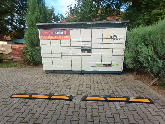 Paczkomat DZQ01BAPP Na parkingu przed Świetlicą