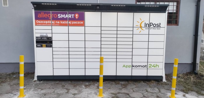 Paczkomat DZSZ01BAPP Za sklepem Lewiatan.